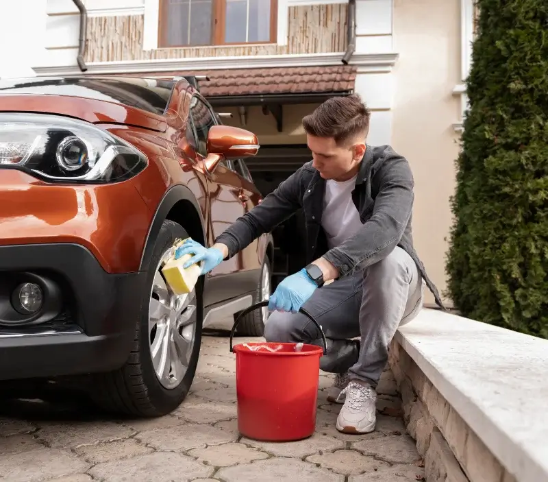 Lavage auto à domicile L'Étang-la-Ville : professionnel intervenant sur un véhicule